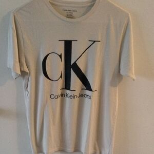 🦋BOYS CALVIN KLEIN JEANS T-SHIRT 🦋